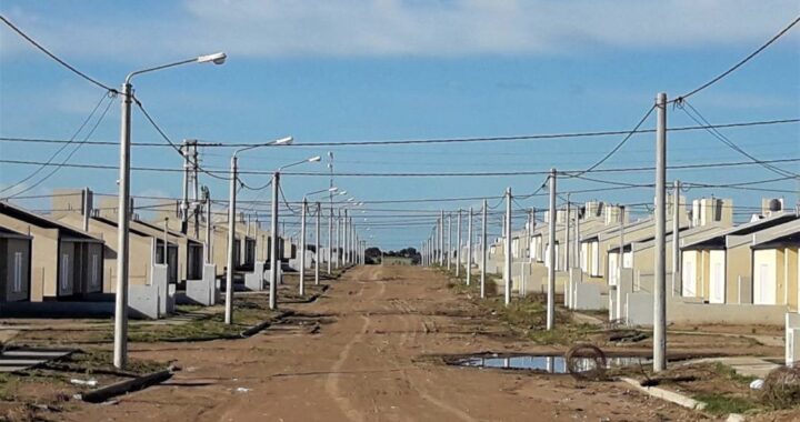 Violencia en el ARA San Juan: Entró a la casa de su ex, golpeó a su novio y le rompió el auto a ladrillazos