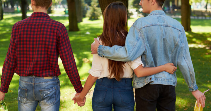 Autorizaron que un bebé sea inscripto con dos papás y una mamá: Una jueza reconoció legalmente a una pareja poliamorosa