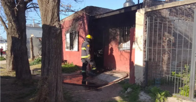 Santa Rosa: Se le cayó la moto sobre el calefactor y se le incendió la casa