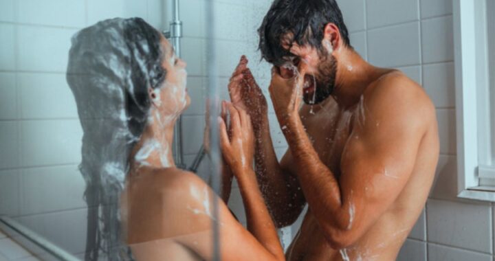 Polémica medida: una ministra aconseja “ducharse juntos” y ahorrar energía