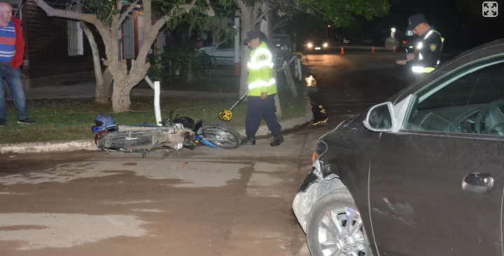 Santa Rosa: Un motociclista internado tras un fuerte choque