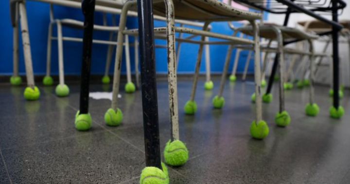 En General Pico padres y alumnos acondicionaron un aula para que no le afecte el ruido a un compañero autista