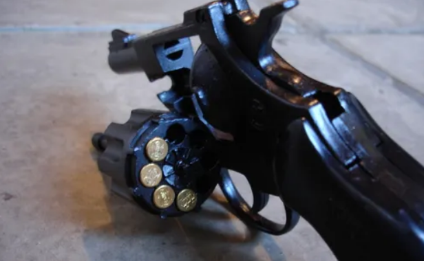 Santa Rosa: Le gatilló dos veces en el pecho a uno y la bala no salió, disparó e hirió a otro en la pierna y en el cuello, pero no irá preso