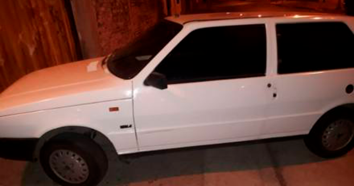 Santa Rosa: Dos jóvenes alcoholizados iban exhibiendo un arma en un Fiat Uno