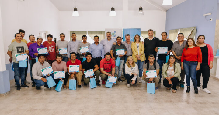 Maquinarias, herramientas y capacitación para vecinas y vecinos del oeste provincial