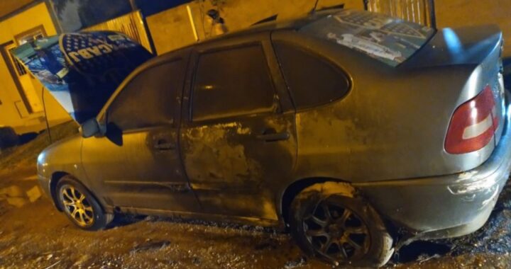 Santa Rosa: Le prendieron fuego el auto mientras dormía