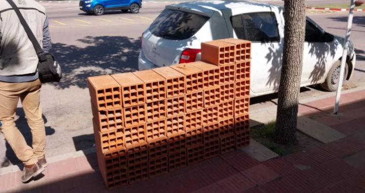 Demoraron a dos personas que robaban ladrillos en obras de construcción en Santa Rosa; se movilizaban en un Renault Sandero