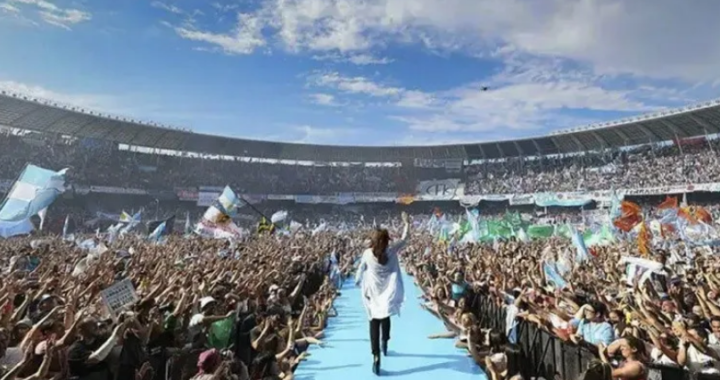Fuerte expectativa: Cristina Kirchner reaparece en La Plata ante un estadio repleto