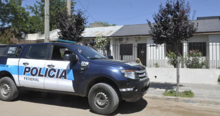 Detuvieron a una mujer: Le encontraron marihuana, cocaína y pastillas para estirar la droga