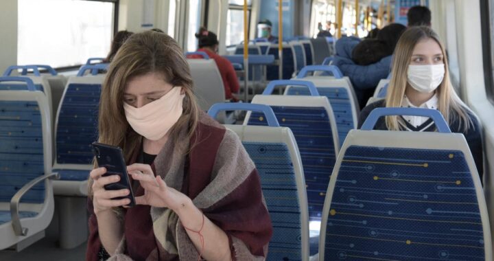 Ante la suba de casos, Salud volvió a recomendar el tapaboca en espacios cerrados y en el transporte