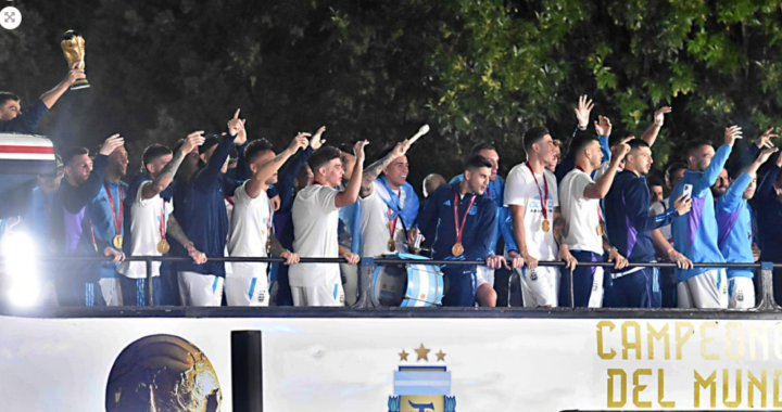 La Selección llegó a Ezeiza y se trasladó al predio de la AFA en medio de una marea humana