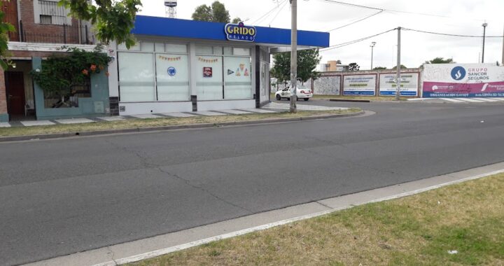 “Por favor no me dejen ir con él”: Un chico se tiró sobre un patrullero para protegerse de su padre