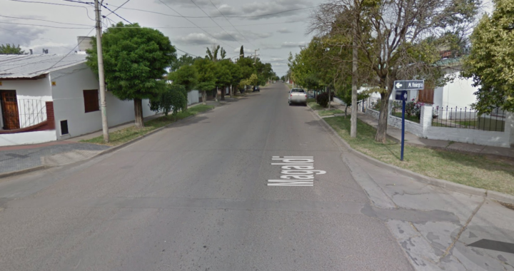 Le quisieron robar las zapatillas, los tumbó, pero uno logró levantarse y lo hirió con un arma blanca; pasó a plena luz del día en el Barrio Aeropuerto