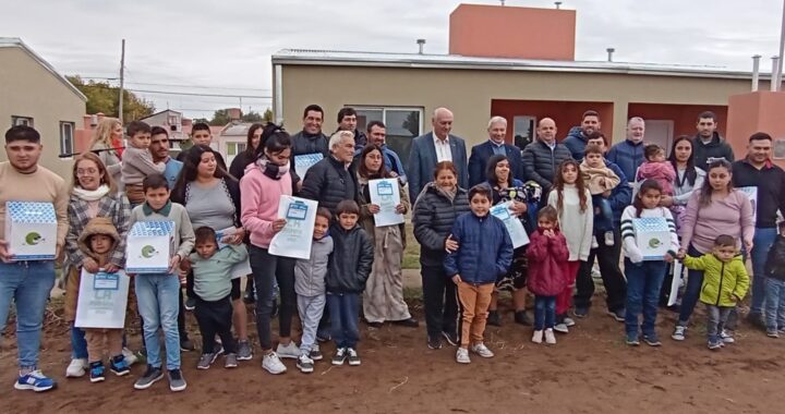 Plan “Mi Casa 1”: Entregaron viviendas a ocho familias de Parera