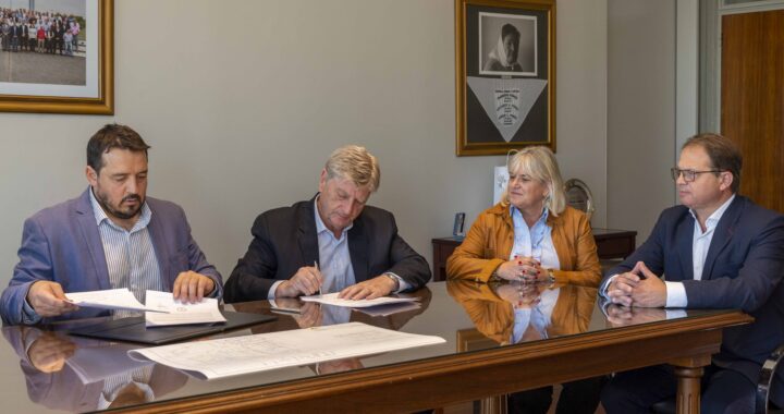 Ziliotto encabezó la firma de contrato para 50 cuadras de asfalto en Realicó