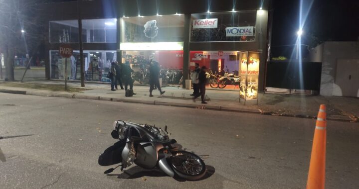 Un menor de edad rompió a piedrazos una concesionaria e intentó robar una moto; fue detenido