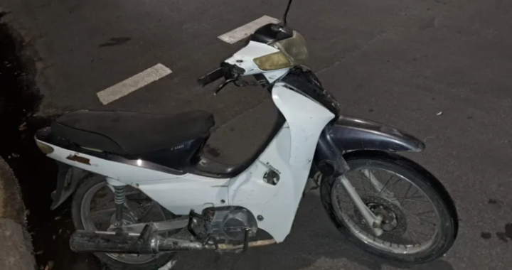 Tienen 15 y 16 años, se robaron una moto y fueron atrapados por pasar un semáforo en rojo