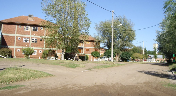 Le dieron tres puñaladas en el pecho en una vivienda del Plan Vial: Tuvo que ser operado