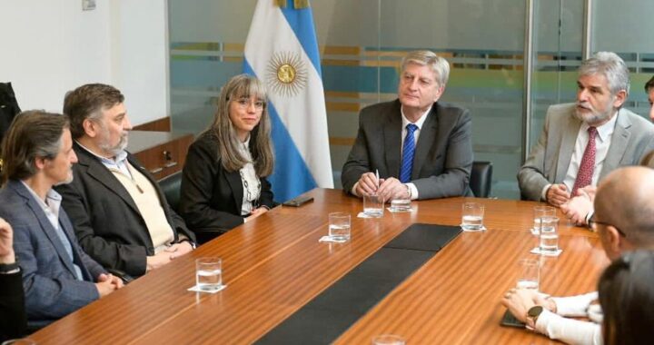 Ziliotto y Filmus firmaron el acuerdo para la readecuación del “Centro Radio Oncológico del Centro del País”