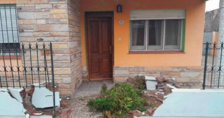 De no creer: Nuevamente un auto chocó contra una casa en Santa Rosa; el conductor estaba alcoholizado