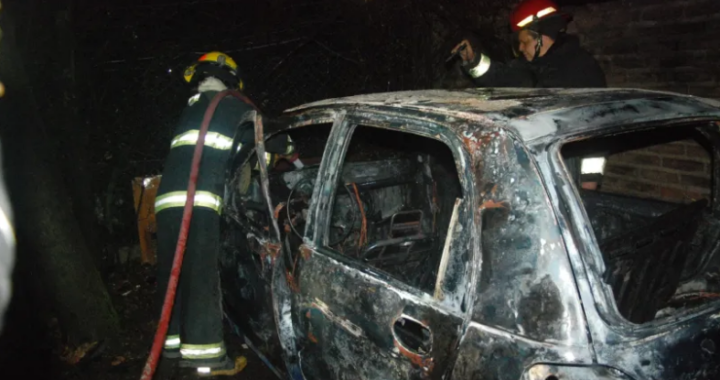 Incendiaron cuatro autos en Pico: Se trata de un chico de 14 años