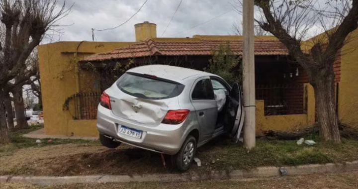 Pudo ser una tragedia: Un auto chocó contra un árbol y terminó en el frente de una vivienda