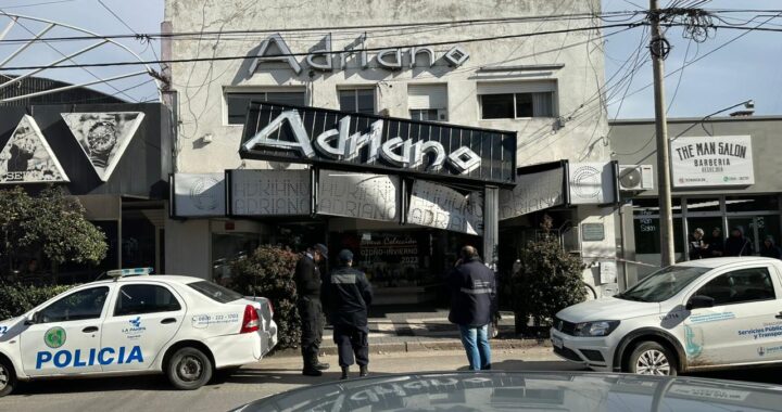 El inmenso cartel de la zapatería Adriano no aguantó las tremendas ráfagas y cayó en pleno centro