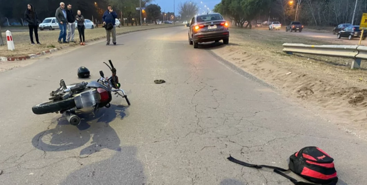 Motociclista alcoholizado chocó en la Perón, no quiso recibir asistencia y agredió a personal de salud: fue esposado y demorado