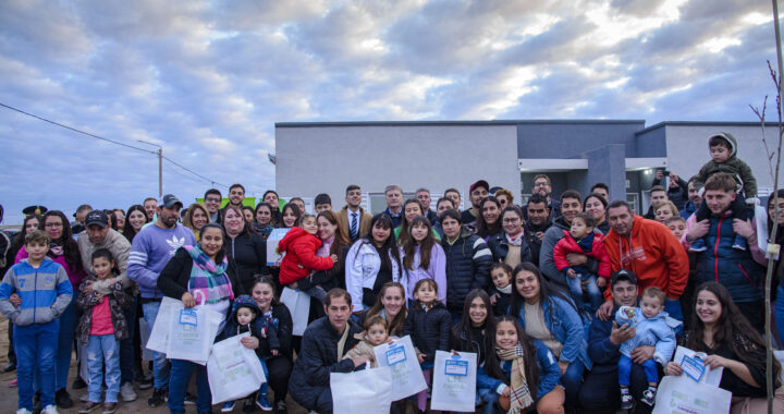 Lonquimay: Ziliotto encabezó la entrega de 20 viviendas y anunció la construcción de 20 más