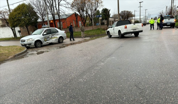 Un taxi tuvo que ser rescatado por bomberos tras un violento choque en Luther King y Cavero