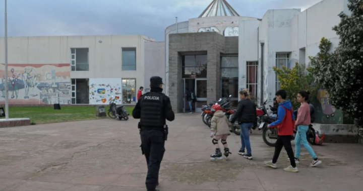 Preocupación en el Crear: Robaron guitarras, cascos y encontraron elementos cortantes en el techo; hay guardia policial