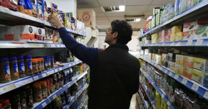 Se vienen los aumentos tras la devaluación: Vinos, golosinas, harina, aceite y yerba entre los que más van a subir