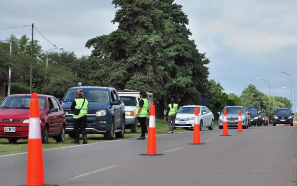 Les sacaron las licencias a 21 personas en Santa Rosa por pasar en rojo