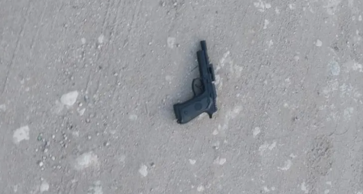 Santa Rosa: Apuntó con un arma de juguete a un policía y pateó un patrullero; tiene 17 años