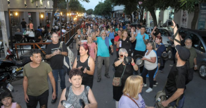 Masiva marcha en Santa Rosa en contra del DNU de Milei