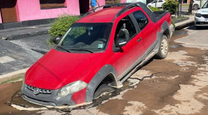 Santa Rosa, no lo entenderías: En Delfín Gallo y Ameghino una camioneta fue tragada por el asfalto