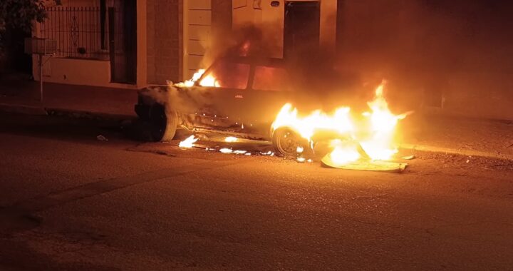 Santa Rosa: Su auto ardió durante la madrugada; sospecha de un amigo