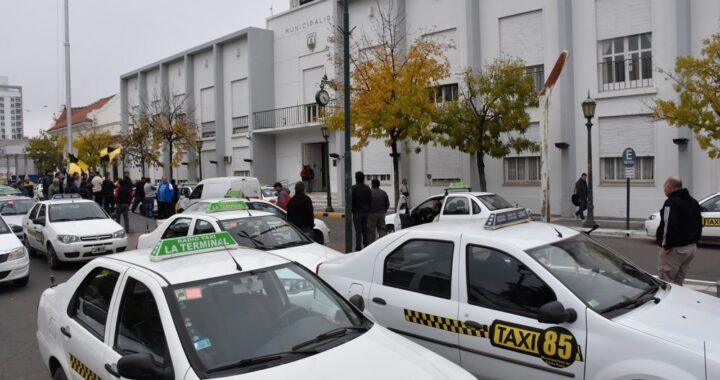 La Municipalidad aumentó 25% la tarifa de taxi: la bajada de bandera se fue a $750 en el día y $840 en la noche