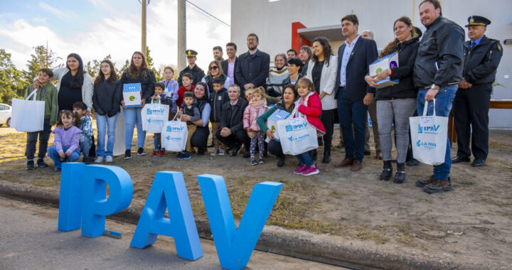 Entregaron ocho casas en San Martín y firmaron convenio para construir otras cuatro