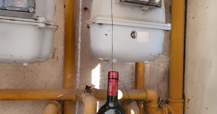 Insólito: A un santarroseño le cortaron el gas, movió el precinto, giró la llave y les dejó un vino a los trabajadores de Camuzzi para que no multen