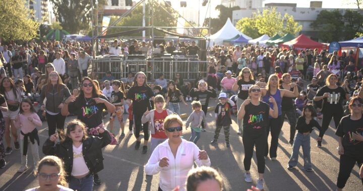 Miles de pampeanos y pampeanas disfrutaron del festival Estación Primavera en la explanada de Casa de Gobierno