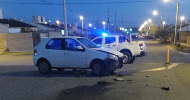 Santa Rosa: Iban en una moto, chocaron contra una palio, el acompañante quedó tendido sobre el asfalto y el conductor de la Titán se fugó