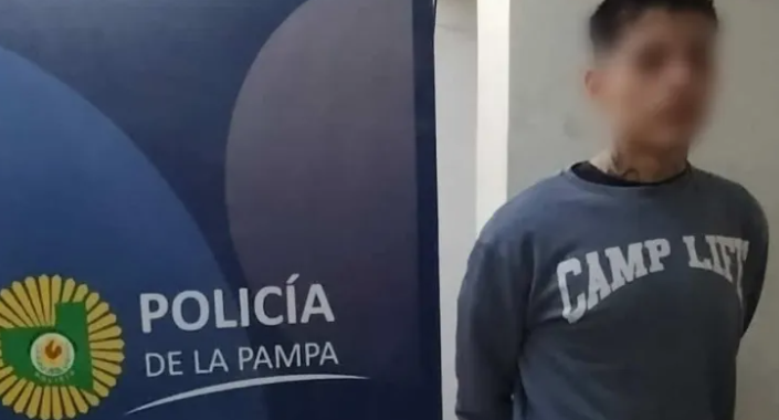 Lo detuvieron por un hurto y tenencia de estupefacientes en horas de la mañana, después del mediodía fue liberado y a las 2 de la tarde entró a una vivienda a robar y agredió al propietario; tiene 18 años