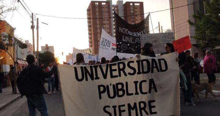 Multitudinaria marcha en Santa Rosa en contra del desfinaciamiento universitario