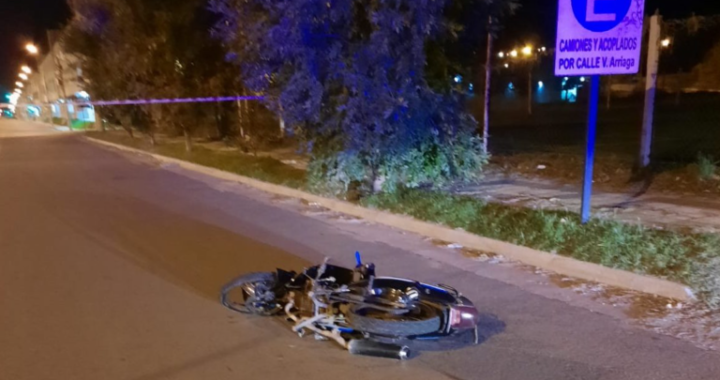 Un motociclista en gravísimo estado tras chocar en la circunvalación contra un cantero