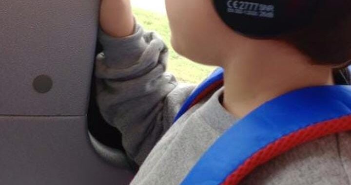 Santa Rosa: Una madre pide desesperadamente que le devuelvan los protectores auditivos a su hijo