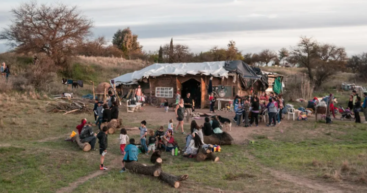 El STJ avaló el desalojo de la ecoaldea Chakra Raíz en Toay