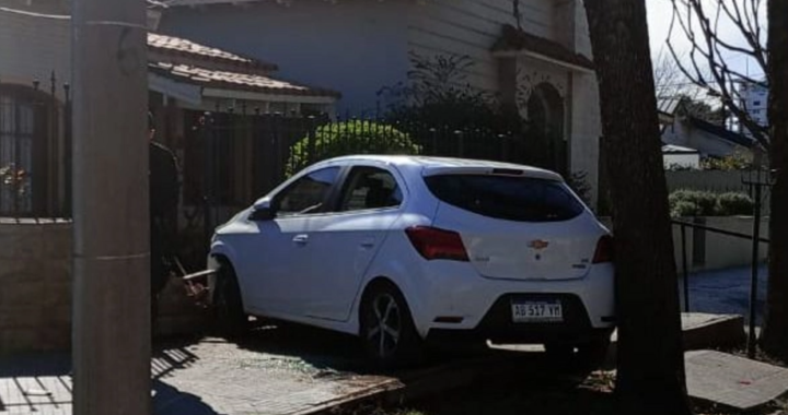 Tragedia en pleno barrio fitte: murió un reconocido exjugador y técnico al descompensarse mientras conducía; terminó incrustándose a una vivienda