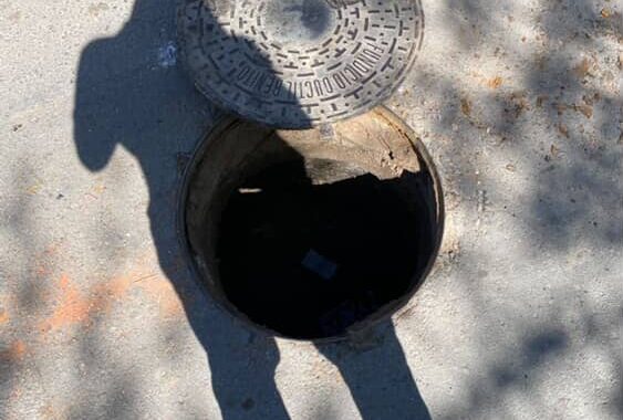 SANTA ROSA: EL PELIGRO DE UNA CLOACA ABIERTA; “ME REVENTÓ LA RUEDA DEL AUTO, PERO PUEDE PASAR UNA TRAGEDIA MAYOR”