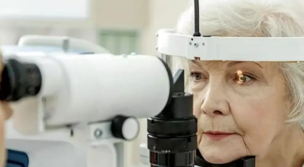 Denuncian sobreprecios y corrupción en el PAMI por la compra de lentes a un valor mucho mayor que el de mercado